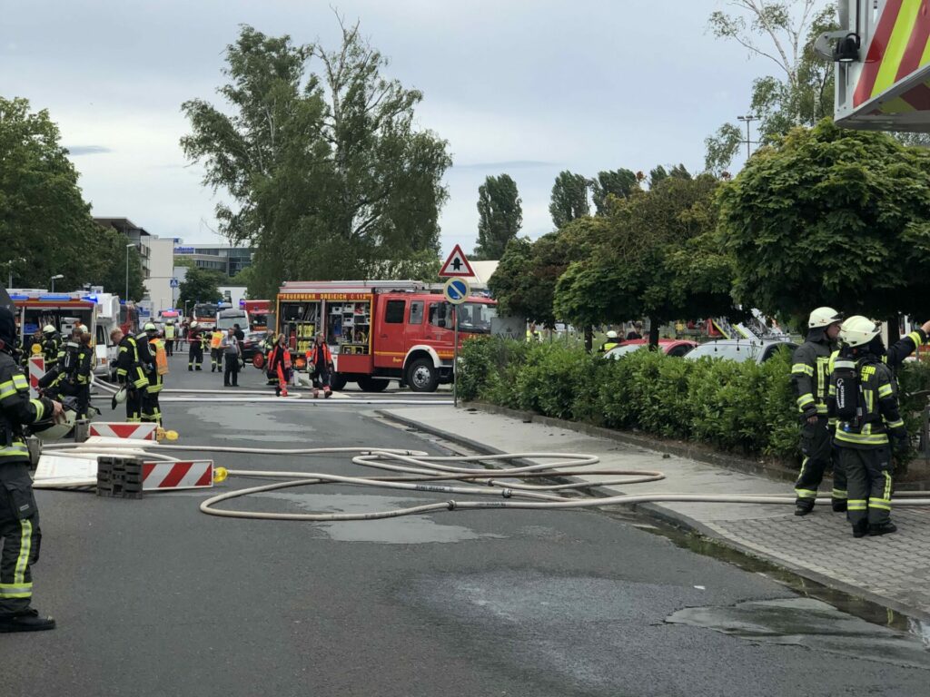 Zahlreiche Einsatzkräfte und Fahrzeuge in der Maybachstraße