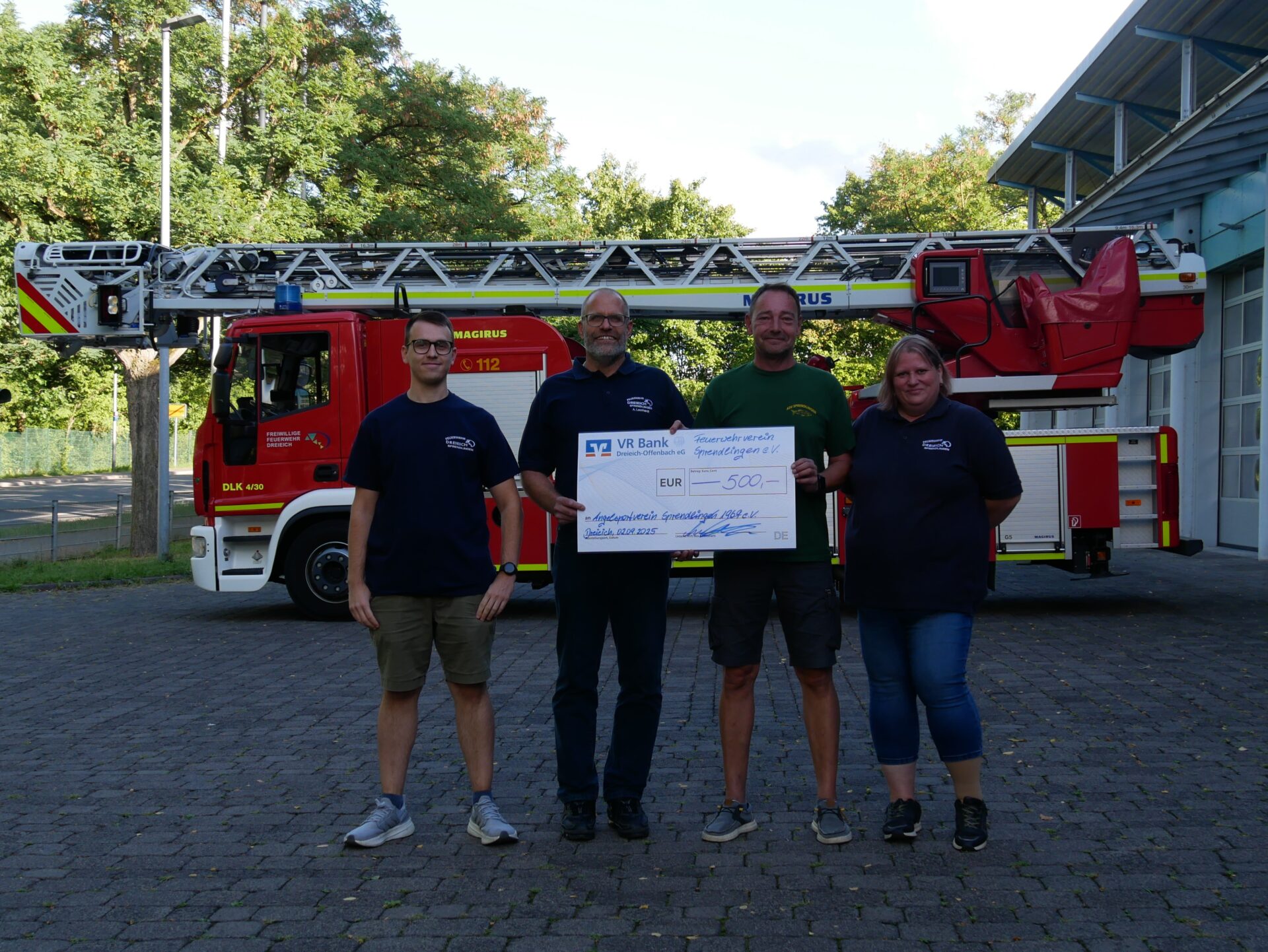 Übergabe des Schecks an den Angelsportverein auf der Feuerwache Süd